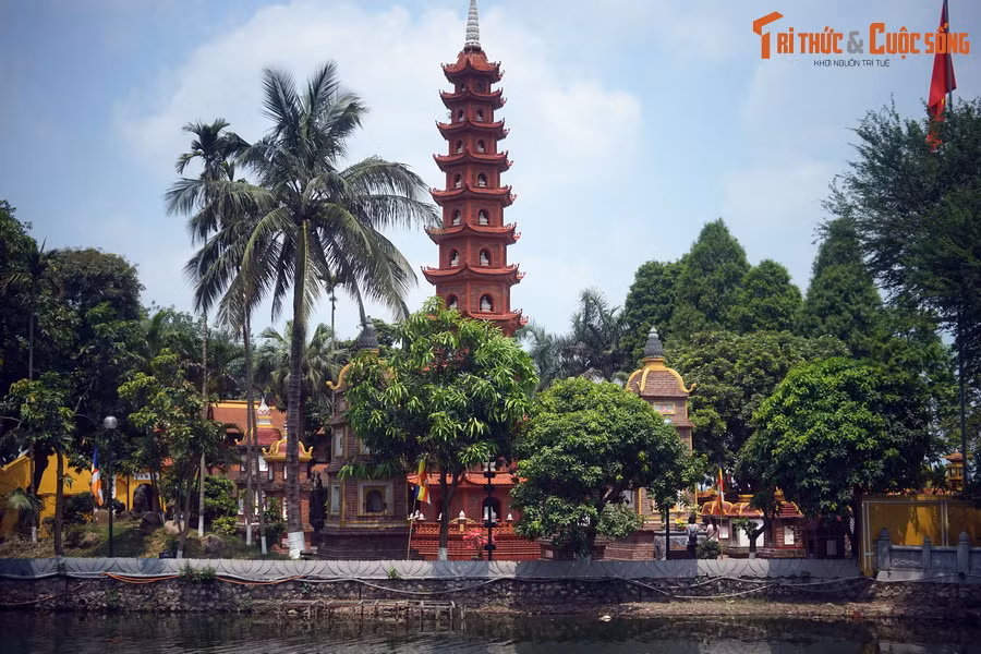 Có thể nói, sự hiện hữu của tòa tháp đã tôn vinh vẻ đẹp kiến trúc cũng như giá trị văn hóa của chùa Trấn Quốc lên một tầm cao mới, khiến ngôi chùa như một đóa hoa sen ngàn tuổi bung nở rực rỡ giữa lòng thủ đô.