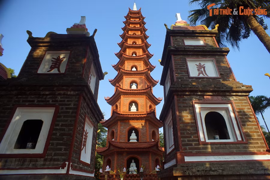 Nằm giữa vườn tháp cổ với nhiều tòa tháp có từ thế kỷ 18, bảo tháp Lục độ đài sen có 11 tầng, cao 15 mét, mang dáng vẻ thanh thoát.