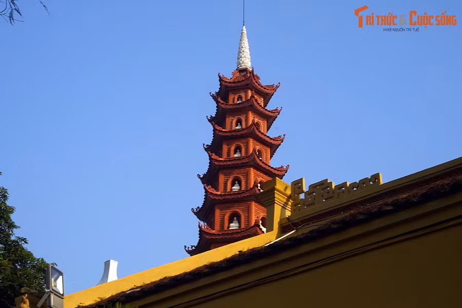 Đỉnh tháp có đài sen 9 tầng, được gọi là Cửu phẩm liên hoa, cũng được chế tác từ bạch ngọc.