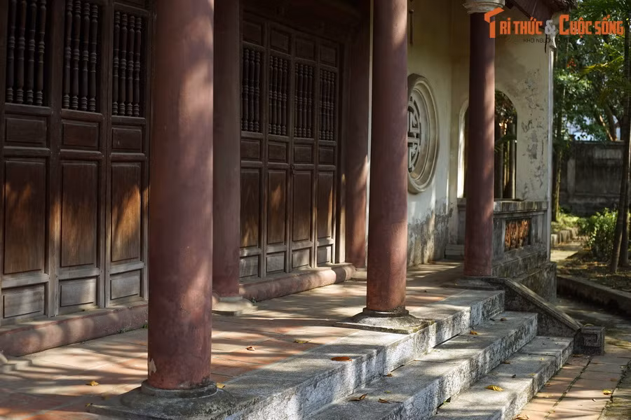 Để siêu độ cho vong hồn các tội nhân bị hành quyết, người dân thôn Mã Trại đã dựng am Vạn Linh bằng gỗ lợp cỏ tranh.