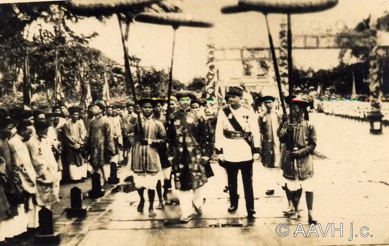 Hình độc vua Bảo Đại tuần du các tỉnh Nam Trung Bộ năm 1933 Hinh doc vua Bao Dai tuan du cac tinh Nam Trung Bo nam 1933