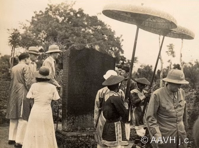Vua Bảo Đại và đoàn tùy tùng bên bia đá tại Phật viện Đồng Dương, một di tích của người Chăm ở Quảng Nam.