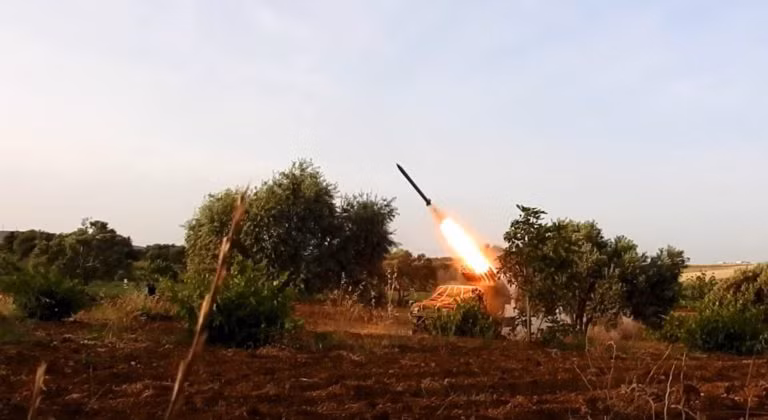 South Front đưa tin, lực lượng phiến quân nổi dậy cố thủ ở vùng Idlib, ngày 9/5 đã đồng loạt phóng rocket tấn công căn cứ đầu não không quân Nga ở Hmeymim, phía Nam tỉnh Latakia. Tuy nhiên những tên lửa của phiến quân đã bị rơi trong vùng đất nông nghiệp, cách xa căn cứ không quân, không gây ra thiệt hại gì. Nguồn ảnh: South Front.