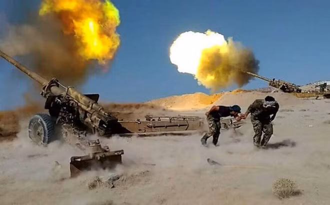 Nhằm đáp trả vụ tấn công vào căn cứ đầu não không quân Nga ở Hmeymim, Quân đội Chính phủ Syria (SAA) đã phóng một loạt tên lửa và đạn pháo vào các cứ địa của phiến quân nổi dậy tại đây. Nhiều tiếng nổ lớn đã được ghi nhận ở dọc giới tuyến hành chính Latakia - Idlib. Nguồn ảnh: South Front.