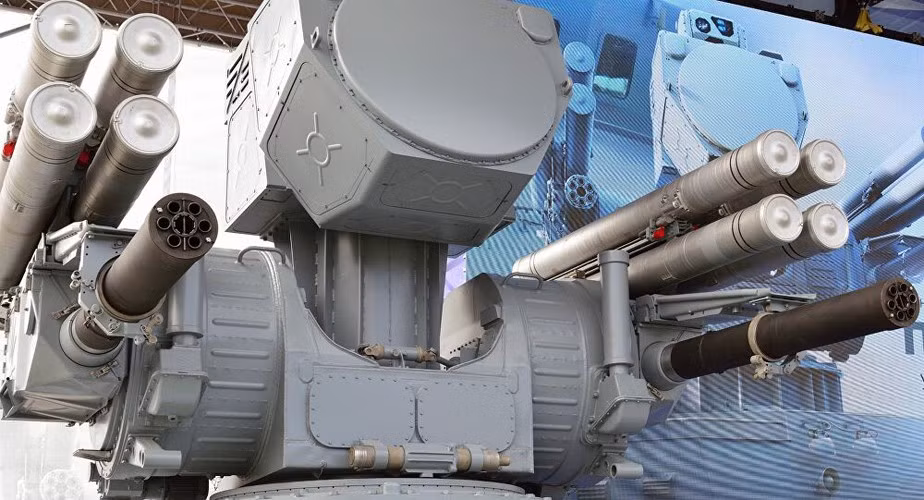 Hiện tại, tàu Đô đốc Kuznetsov đang được trang bị 8 hệ thống phòng không đánh chặn tầm gần (CIWS) Kashtan, các hệ thống này nhiều khả năng sẽ được thay bằng Pantsir-ME.