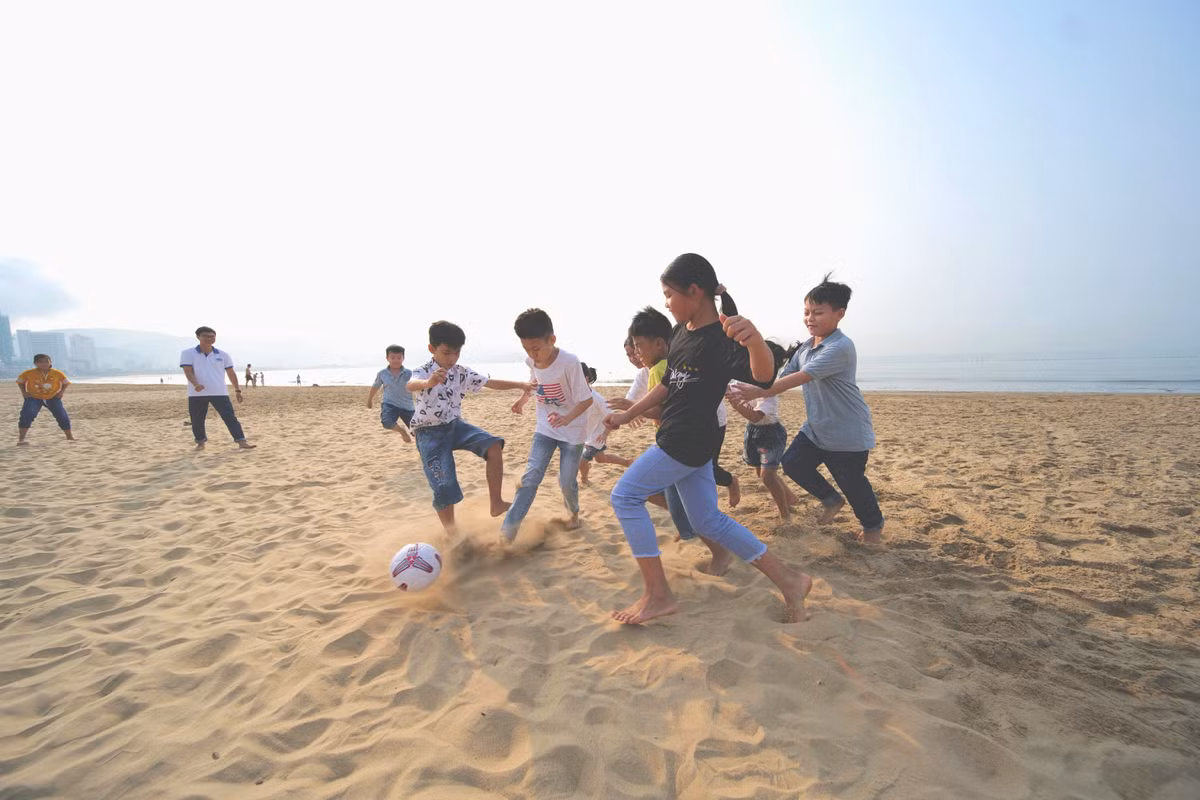 Tại Bình Định, các em nhỏ đã được tổ chức một buổi dã ngoại ở biển Quy Nhơn. Do chịu ảnh hưởng từ dịch Covid-19, sau 2 năm, các em tại Làng trẻ SOS Quy Nhơn mới được ra biển vui chơi. Thỏa thích đá bóng, nô đùa và hòa mình vào làn nước mát lạnh, nhiều em không giấu được sự phấn khích.
