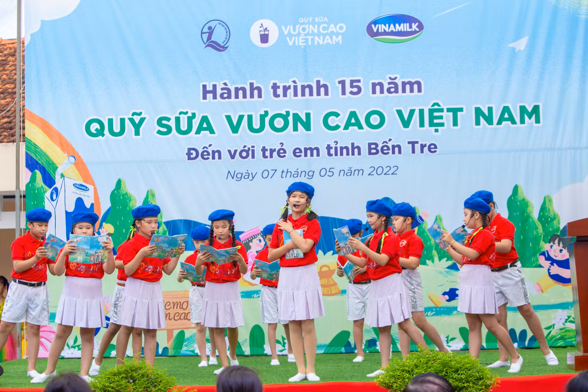 Trong ảnh là các em học sinh Trường Tiểu học Tân Thành Bình 1 (huyện Mỏ Cày Bắc, tỉnh Bến Tre) trong ngày hội đón nhận 106.000 ly sữa từ Quỹ sữa Vươn cao Việt Nam và Vinamilk vào tháng 5/2022. 15 năm qua, mỗi nơi Quỹ sữa dừng chân, nơi ấy đều có những nụ cười trẻ thơ. Niềm vui ấy còn là của những người thực hiện chương trình, không chỉ vì những món quà dinh dưỡng các trẻ em khó khăn, kém may mắn nhận được, mà còn vì hành trình Quỹ sữa đã mang theo cả tình yêu thương và động lực cho các em vượt lên hoàn cảnh, vươn đến ước mơ của mình.