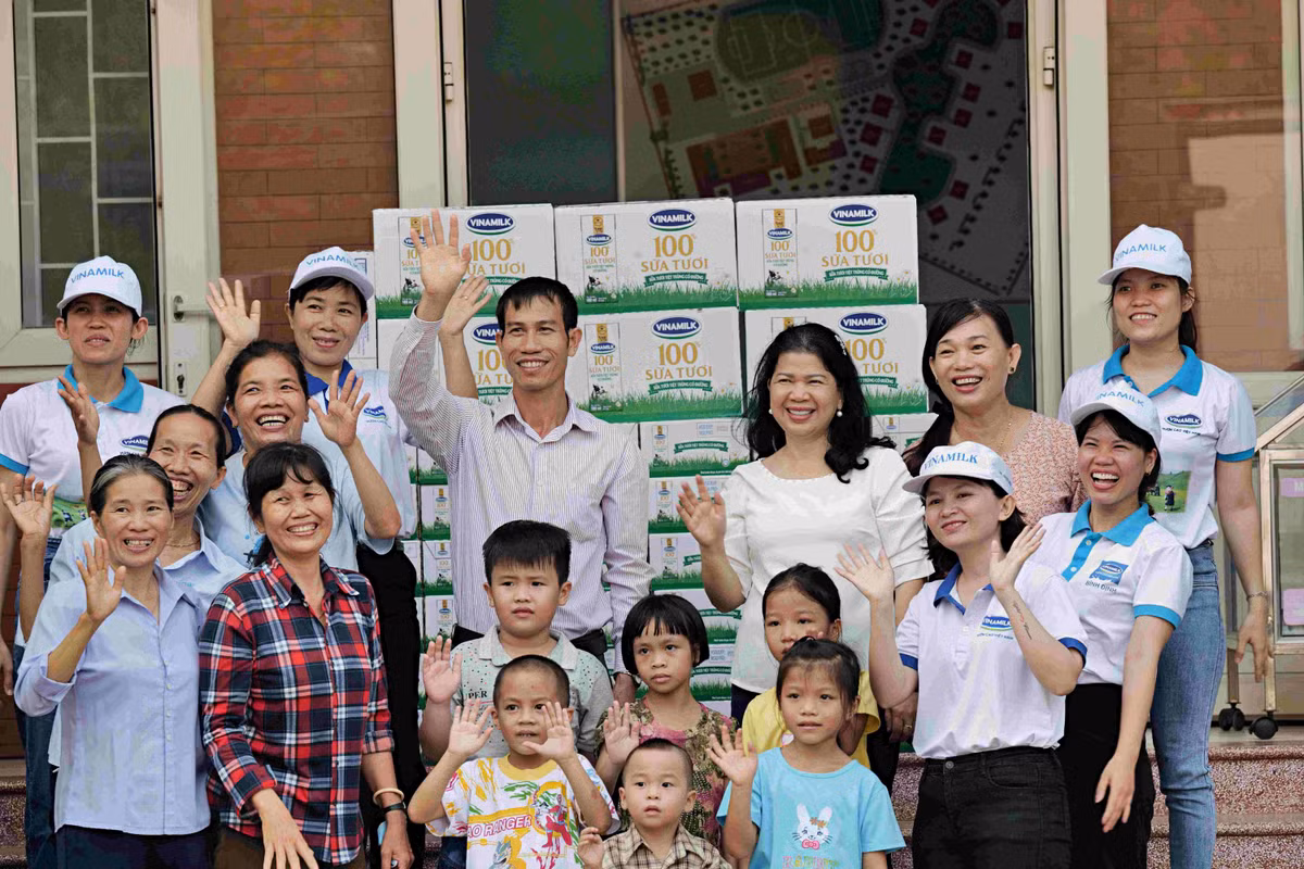 Hành trình của Quỹ sữa Vươn cao Việt Nam năm 2022, năm thứ 15 của chương trình đã được bắt đầu với những chuyến đi thăm, trao sữa của Vinamilk và đại diện của Quỹ Bảo trợ trẻ em Việt Nam. Tại Làng trẻ SOS Quy Nhơn (Bình Định) và Trung tâm công tác xã hội tỉnh Quảng Ngãi, các em nhỏ “diện” những bộ đồ đẹp nhất, háo hức đón đoàn công tác đến thăm. Không chỉ mang theo những hộp sữa thơm ngon tặng cho các em, đoàn còn cùng tham gia các hoạt động vui chơi, lưu lại nhiều kỉ niệm vui vẻ.