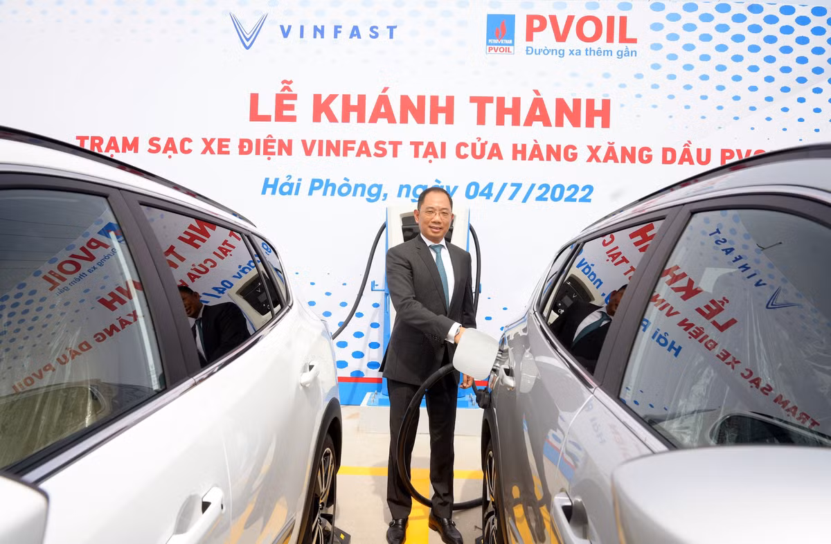 Khanh thanh tram sac xe dien VinFast dau tien tai cua hang xang dau PVOIL-Hinh-2