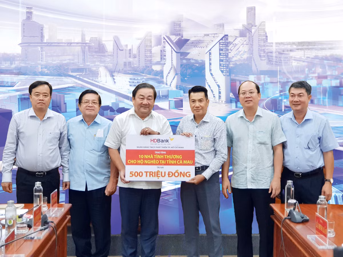 HDBank tiep tuc trao tang 10 can nha tinh thuong cho tinh Ca Mau