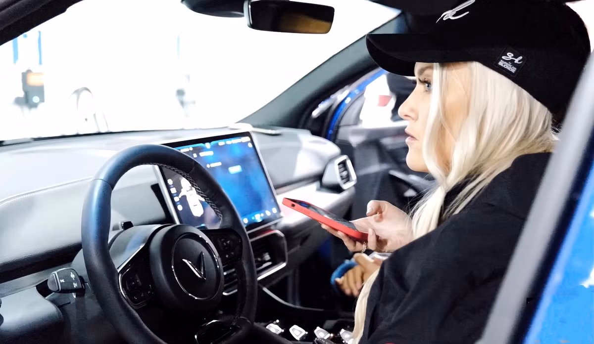 “Nu hoang review” Supercar Blondie noi gi khi lan dau lai VinFast VF 8 tai My?-Hinh-2