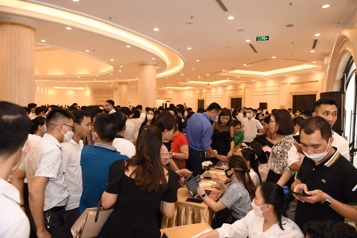 Soi dong phien mo ban 2 phan khu nghi duong tai Vinhomes Ocean Park 2 – The Empire-Hinh-2