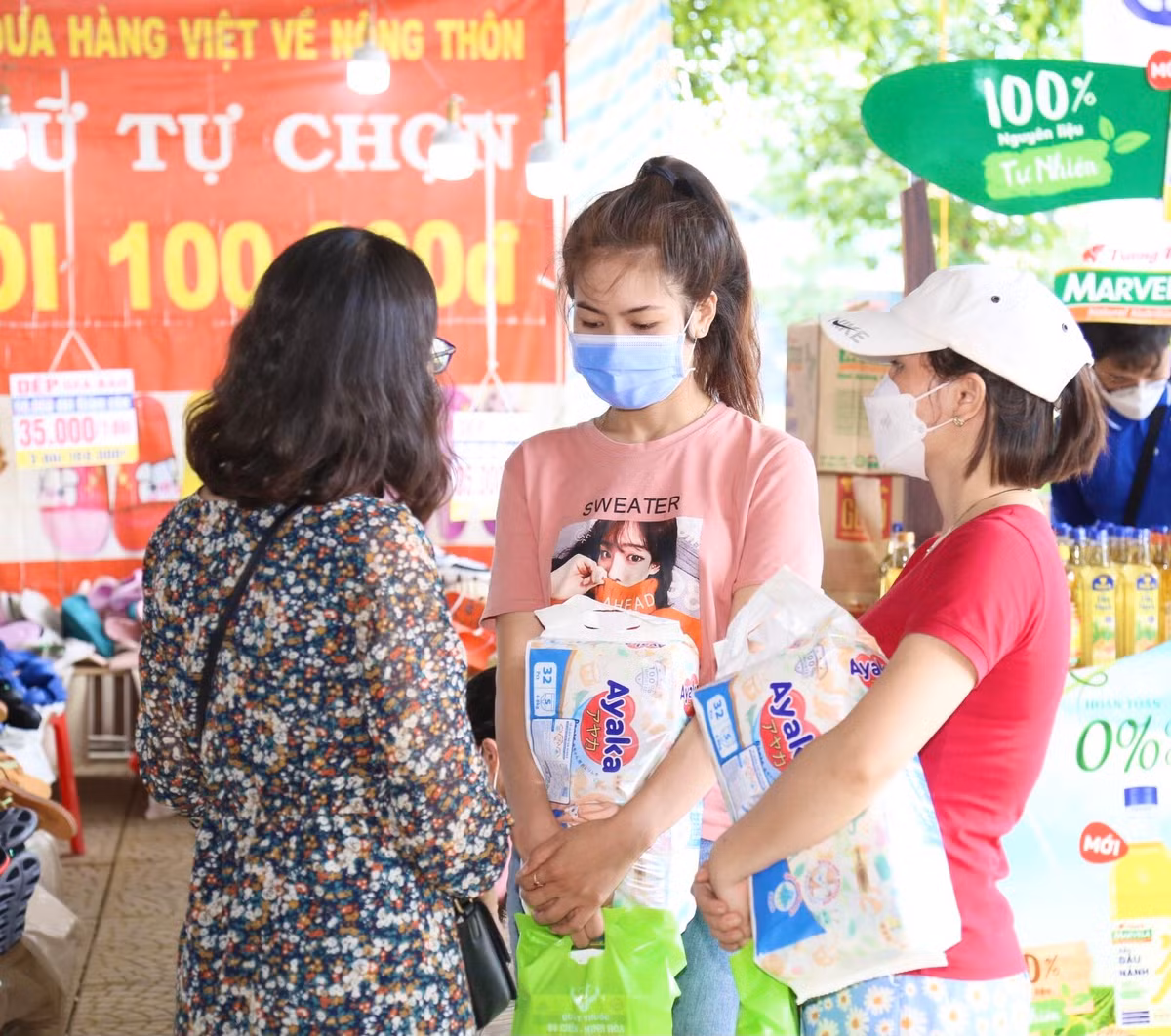 Nutifood phối hợp cùng Quỹ Phát triển Tài năng Việt của Ông Bầu trao quà cho công nhân Bình Dương - Hình 3 Nutifood phoi hop cung Quy Phat trien Tai nang Viet cua Ong Bau trao qua cho cong nhan Binh Duong-Hinh-3