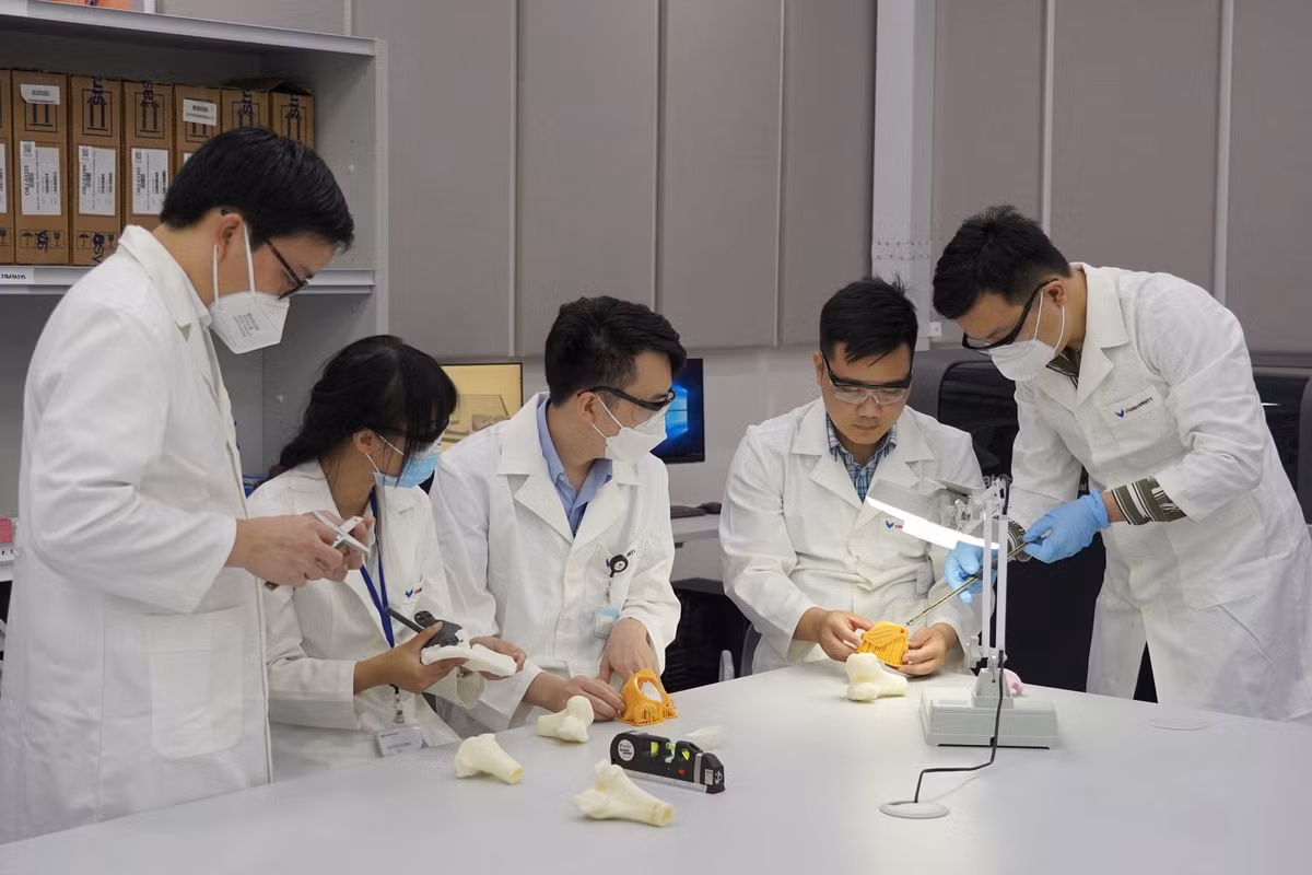 “Thước ngắm phẫu thuật” độc quyền “made in Vietnam” nâng độ chính xác của phẫu thuật khớp gối - Hình 3 “Thuoc ngam phau thuat” doc quyen “made in Vietnam” nang do chinh xac cua phau thuat khop goi-Hinh-3