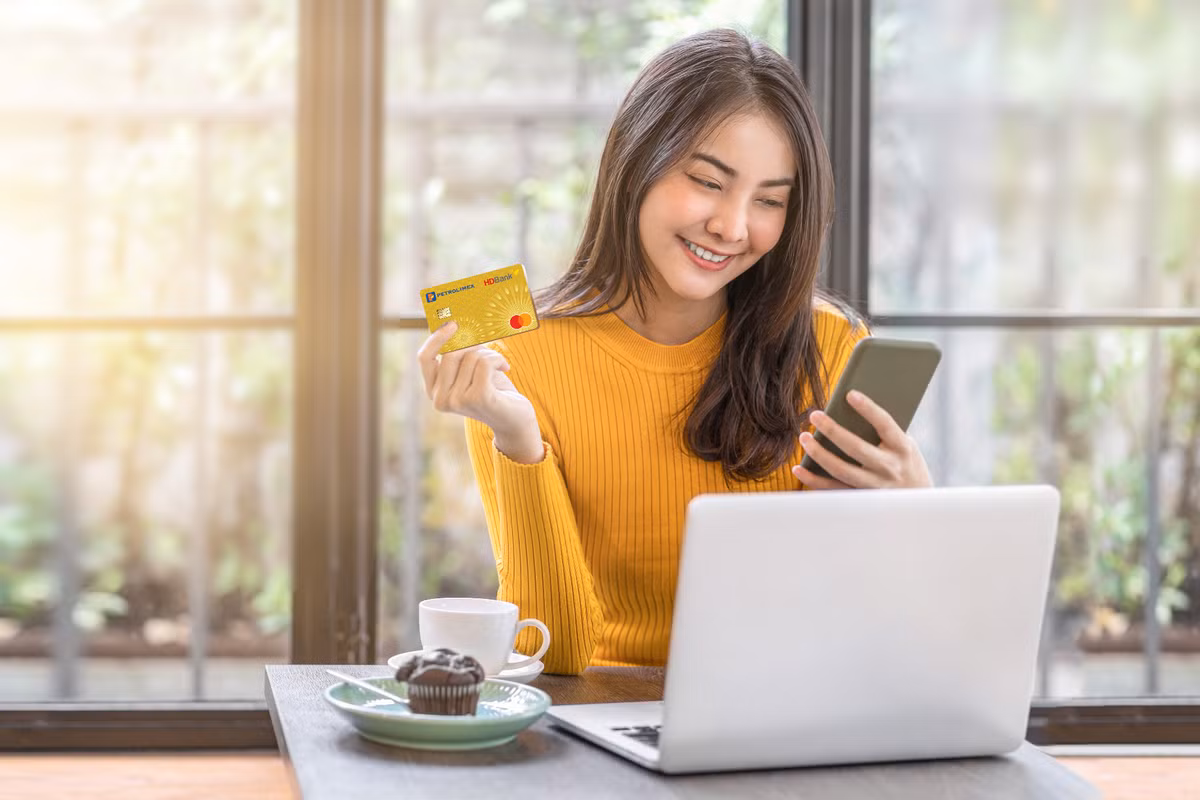 Huong ung “Ngay khong tien mat”, HDBank va Petrolimex phat hanh sieu the