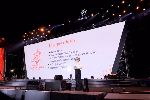 Hon 8000 “chien binh anh sang” bung no tai le ra quan du an Vinhomes Ocean Park 3 – The Crown-Hinh-6