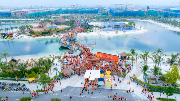 Hon 8000 “chien binh anh sang” bung no tai le ra quan du an Vinhomes Ocean Park 3 – The Crown-Hinh-2