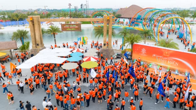 Hon 8000 “chien binh anh sang” bung no tai le ra quan du an Vinhomes Ocean Park 3 – The Crown