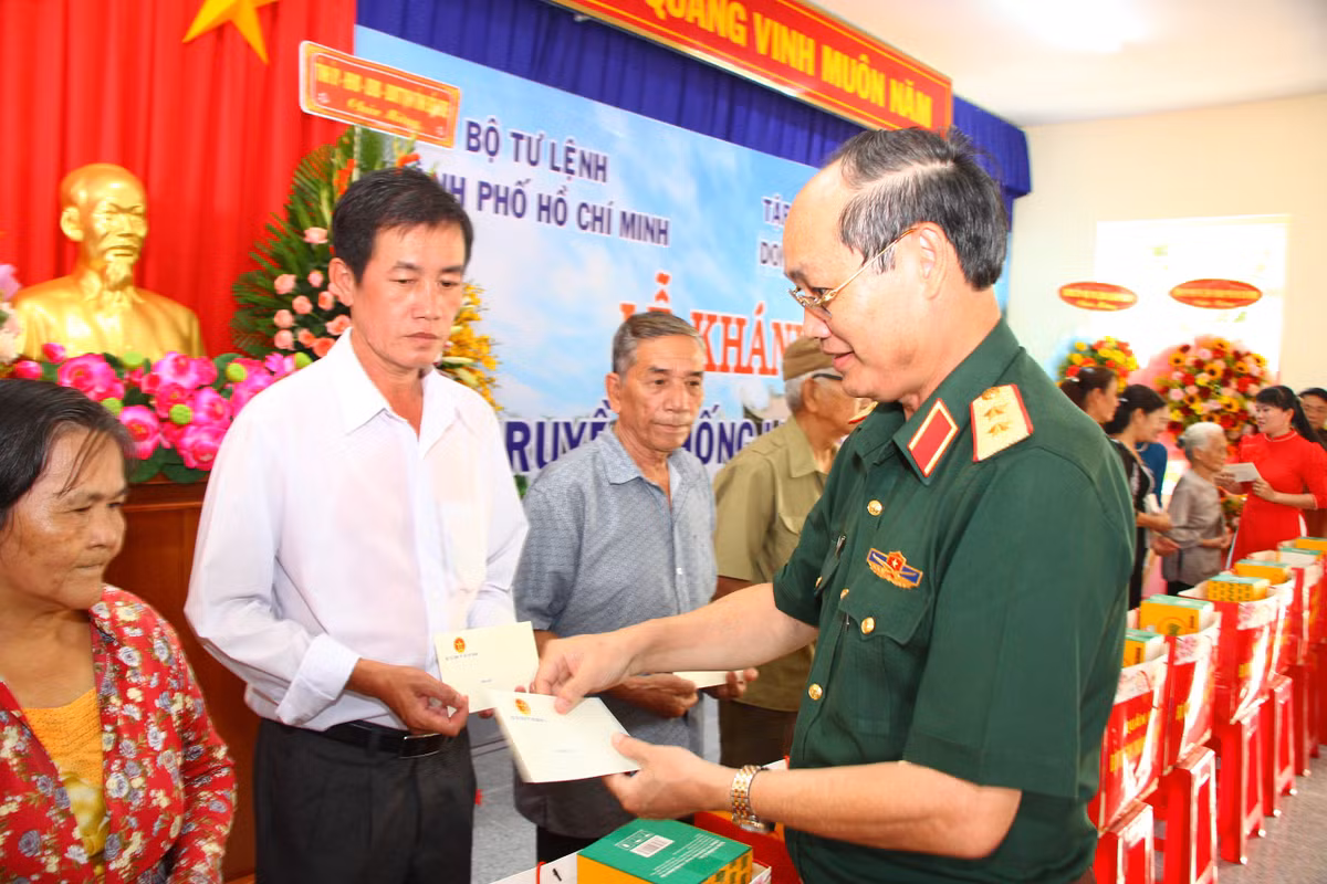 Khanh thanh cong trinh bia truyen thong LLVT Sai Gon-Gia Dinh tai Ben Tre-Hinh-4