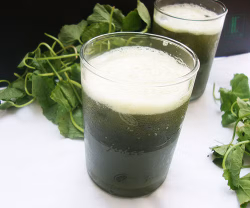 Nước rau má. Rau má vị ngọt, tính mát, là loại đồ uống thanh lọc cơ thể, làm mát gan và lợi tiểu. Để giải độc lá ngón hoặc say sắn lấy cả cây rau má rửa sạch, giã nát, hòa với nước ấm rồi gạn lấy nước uống. Để chữa ngộ độc nấm cũng làm như trên hoặc lấy rau má 160g đem sắc với 80g đường phèn lấy nước uống hoặc lấy 160g rau má và 400g củ cải tươi, rửa sạch, giã nát, ép lấy nước uống.