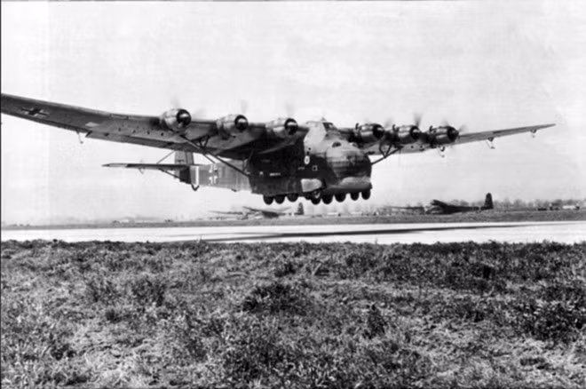 Messerchmitt Me-323 là máy bay quân sự của Đức trong Thế chiến II. Nó cũng là phi cơ vận tải trên bộ lớn nhất trong cuộc chiến này. Me-323 được trang bị 6 động cơ, có thể chở 130 binh sĩ, các vũ khí hạng nhẹ hoặc 10 tấn hàng hóa. Do kích thước lớn, tốc độ của Me-323 rất chậm. Nhược điểm này khiến nó dễ dàng trở thành mục tiêu của đối phương. Dù được trang bị nhiều loại súng máy để bảo vệ, Me-323 vẫn là loại máy bay bị bắn hạ nhiều nhất trong Thế chiến II. Ảnh: Palmflying.com.