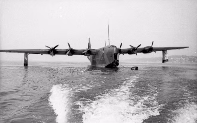 Blohm and Voss BV 238 của Đức là máy bay quân sự nặng nhất từng bay vào năm 1944. Ba chiếc BV 238 ra đời trong giai đoạn này. Với khối lượng gần 60 tấn, sải cảnh dài hơn 60 m, nó được trang bị 22 súng máy và súng hạng nhẹ cùng đội bay gồm 12 người. BV 238 có thể mang 20 quả bom hoặc 4 tên lửa chống hạm. Ảnh: Wikipedia.