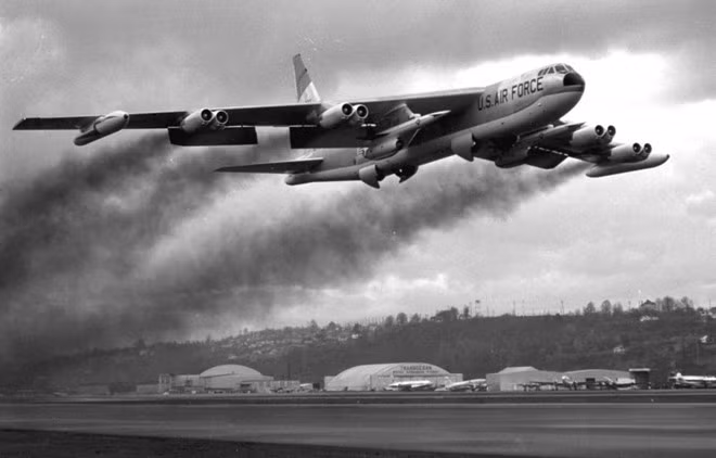 Không quân Mỹ bắt đầu sử dụng máy bay ném bom chiến lược B-52 từ năm 1955. Với chiều dài 48 m, độ sải cánh 56 m và nhẹ hơn B-1 Lancer, B-52 trở thành máy bay ném bom lớn nhất của Không quân Mỹ. “Pháo đài bay” B-52 được thiết kế nhằm chuyên chở nhiều loại, từ các tên lửa hành trình, tên lửa chống hạm tới các loại bom thông thường. Ảnh: Wikipedia.