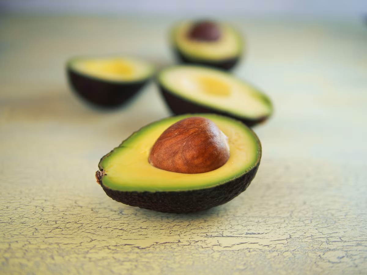 Quả bơ. Trái bơ là nguồn cung cấp vitamin E và chất chống oxy hóa tuyệt vời nhất. Thêm vitamin E, da thường và đặc biệt là da khô sẽ mịn màng, mềm mại rõ rệt trong thời gian ngắn.