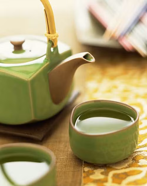 Trà xanh. Trà xanh có chứa polyphenol có đặc tính kháng viêm. Chọn loại trà xanh tốt sẽ giúp cho cơ thể bạn không bị mất nước, chống lão hóa, chống viêm và ngăn chặn các vi khuẩn tấn công làn da của bạn. Uống trà xanh hàng ngày sẽ giúp cho tim mạch khỏe mạnh và bạn sẽ sở hữu một làn da trẻ trung.
