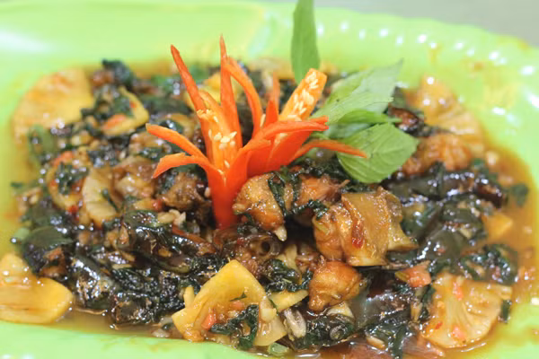 Quán hải sản Kim Ấm – 19 Hàng Đậu – 1 trong những khu phố cổ sầm uất nhất Hà Thành, với không gian rộng rãi, thiết kế tuy đơn giản nhưng dễ chịu. Cũng như những quán hải sản khác, thực đơn của quán có các món quen thuộc như ngao hấp, tu hài nướng mỡ hành, cua ghẹ rang me, ốc gai, ốc đĩa…với giá trung bình từ 25k đến 80k. Đặc biệt, ở đây khá nổi tiếng với các món từ sam biển.