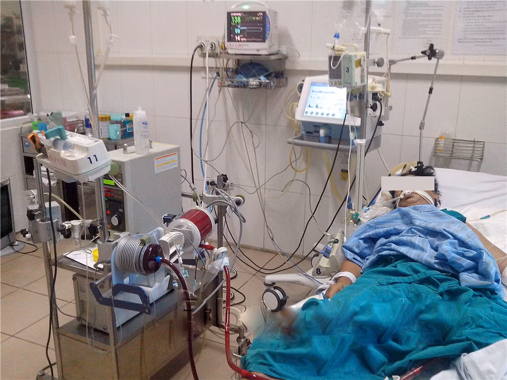 Từ năm 2011, Bệnh viện Chợ Rẫy đã áp dụng kỹ thuật ECMO, ghi nhận tỉ lệ cứu sống 75% bệnh nhân đối với trường hợp suy hô hấp cấp và 67% đối với bệnh nhân viêm cơ tim cấp. Đây cũng là kỹ thuật cao nhất và tương đối phức tạp trong hồi sức cấp cứu, đòi hỏi sự phối hợp nhuần nhuyễn của những bác sĩ được đào tạo bài bản, có trình độ chuyên môn cao mới thực hiện được. Hiện ở khu vực phía Nam chỉ có Bệnh viện Chợ Rẫy áp dụng thực hiện kỹ thuật này. Ảnh: Minh Phúc.