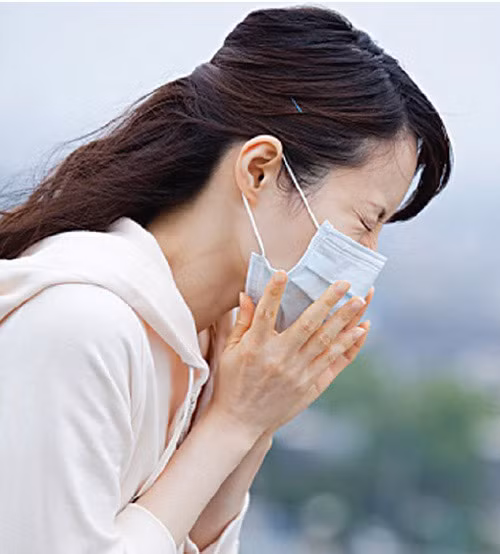 Sốt và ớn lạnh. Nó nghe có vẻ phản trực giác, nhưng nếu cơ thể bị mất nước nghiêm trọng, bạn có thể gặp các triệu chứng nhe sốt hoặc thậm chí ớn lạnh do cơ thể không điều hòa được thân nhiệt. Sốt có thể đặc biệt nguy hiểm đến tính mạng, vì vậy hãy đi khám ngay lập tức nếu bạn bị sốt cao.