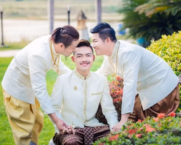Chuyện kết hôn của các cặp đôi đồng tính từ lâu không còn là sự lạ, nhưng đám cưới của bộ ba đồng tính thì chắc chắn không có nhiều. Hồi tháng 2 vừa qua, bộ ba đồng tính Thái Lan gồm Joke, Art và Bell đã công khai kết hôn với nhau vào ngày hạnh phúc đặc biệt tại nhà của họ ở tỉnh Uthai Thani, Thái Lan.
