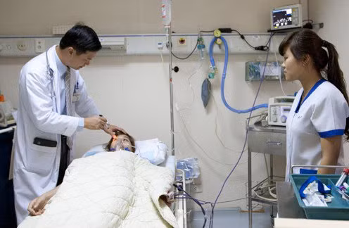 Một phụ nữ chết hụt vì tắm trắng bằng kem trộn. Hồi tháng 6/2012, nạn nhân H., 28 tuổi (Thủy Châu, Hương Thủy, Thừa Thiên Huế) được người nhà đưa đến bệnh viện trong tình trạng khó thở, phù phổi cấp (phổi bị ứ nước), bí tiểu, nôn mửa nhiều, tức ngực. Theo đánh giá của thầy thuốc, nếu để chậm khoảng 30 phút, nạn nhân sẽ khó qua khỏi.