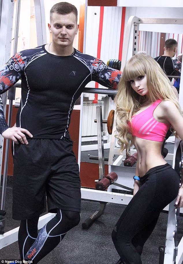 Cô gái Nga này còn tiết lộ thêm, ngay từ khi lên 6 tuổi, mẹ đã thuê một huấn luyện viên thể hình cho riêng cô. Bố mẹ muốn nhìn thấy Angelica Kenova thành công và trở thành một người mẫu nổi tiếng.