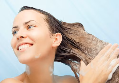 Mặt nạ bia. Mặt nạ từ bia là nguồn cung cấp độ ẩm tuyệt vời cho tóc khô gãy, giúp tóc phục hồi nhanh chóng sau nhiều hư tổn. Cách làm rất đơn giản: sau khi gội sạch đầu, bạn dùng bia xả tóc và massage trong vòng 5 - 10 phút. Gội lại với nước sạch và lau khô bằng khăn mềm. Các dưỡng chất biotin, magie, kali có trong "loại dầu xả" đặc biệt này sẽ giúp bạn nhanh chóng lấy lại mái tóc óng mược từ gốc tới ngọn.