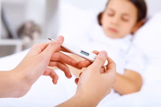 Cặp nhiệt độ. Cặp nhiệt kế ở nách hoặc hậu môn, nhiệt kế phải được giữ trong nách ít nhất 3 phút, cánh tay của bé áp sát ngực. Nhiệt độ cơ thể của con là số được hiển thị trên nhiệt kế cộng với 0,3-0,4 độ C. Ví dụ, nhiệt kế hiển thị 38 độ C thì thân nhiệt thực sự của bé là 38,4 độ C. Việc đo nhiệt độ đúng cách sẽ cho mẹ biết thân nhiệt thực sự của bé để có cách phản ứng thích hợp. Nếu trên 38,5 độ C thì phải dùng thuốc hạ sốt hoặc lau mát ngay, nếu bé vẫn không cải thiện thì phải đưa bé đi bệnh viện.