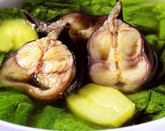 Món ăn bổ huyết, nhuận phế: Cá trê 1 con 500g, sườn lợn 300g, mạch môn đông 16g, sa sâm 12g, tỳ bà diệp 12g, đậu ván tươi 12g, hạnh nhân 8g, đảng sâm 20g, gừng tươi 2 lát. Cá làm sạch bỏ ruột, sườn chặt miếng, giã nhuyễn gừng ướp với sườn và cá. Các vị thuốc cho vào túi vải buộc miệng, cho vào 1.000ml nước sắc kỹ, nhỏ lửa trong 1 giờ thì bỏ túi thuốc ra, cho cá và sườn vào nước thuốc nấu trong 1 giờ, bắc ra ăn nóng. Ngày ăn 1 lần, ăn trong 7-10 ngày.