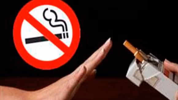 Giảm hút thuốc lá. Thuốc lá không chỉ gây nhiều tác hại không tốt cho sức khỏe mà còn làm bạn tiết nhiều mồ hôi hơn. Hút thuốc làm nhịp tim nhanh hơn, tăng nhiệt độ cơ thể. Hãy hạn chế hút thuốc vào mùa hè và tốt nhất, bạn nên bỏ thuốc.