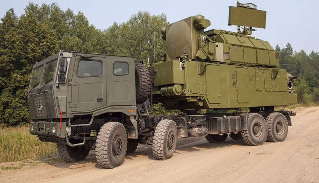 Ngoài radar chính, Tor-M2KM còn sử dụng hệ thống radar 3D để dẫn đường tên lửa và thu thập mục tiêu, với phạm vi hiệu quả lên đến 30 km.