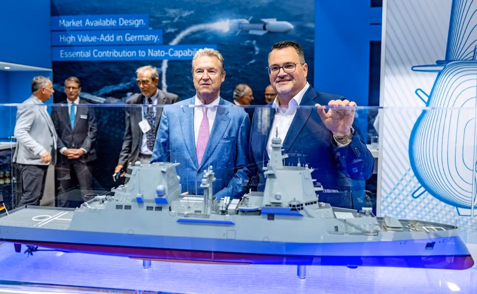 Tạp chí Naval News cho biết, Dự án MEKO A-400 AMD được Hải quân Đức lựa chọn nhằm thay thế các khinh hạm Dự án F124 (lớp Sachsen) dự kiến sẽ phải ngừng hoạt động vào giữa thập niên 2030.