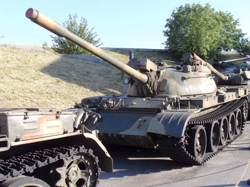 T-54/T-55 có thể được phân biệt với những chiếc T-62 sau này nhờ "khoảng cách" đặc trưng giữa bánh chịu nặng thứ nhất và thứ hai, bộ bù giật đầu nòng pháo D-10T và một "nắp lồi" đặc trưng của bộ tản nhiệt trên nóc tháp pháo.