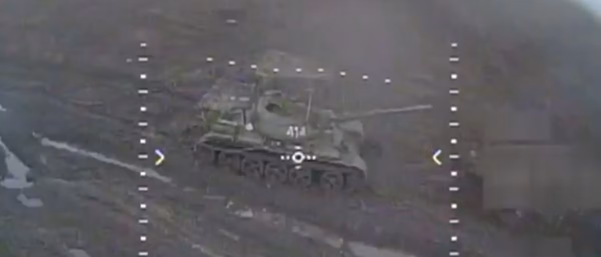 Những thiếu sót chính của T-54 và T-55 đó là mức độ bảo vệ cực kỳ thấp, không có máy đo tầm xa và máy tính đạn đạo, kính ngắm thô sơ và hệ thống ổn định pháo kém hơn.