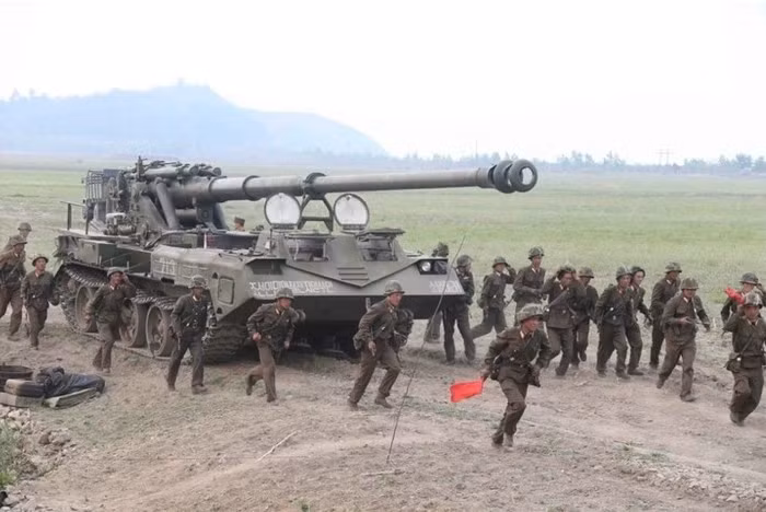 Thân xe cơ sở của phương tiện cơ giới xuất hiện trên sân ga có hình dáng phù hợp và sơ đồ đặc trưng của khung gầm bánh xích với 5 hàng bánh chịu lực của pháo tự hành M1989 Koksan.