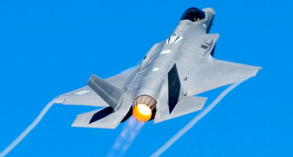 Khác biệt lớn nhất là J-35 được trang bị hai động cơ, trong khi F-35 có một động cơ.