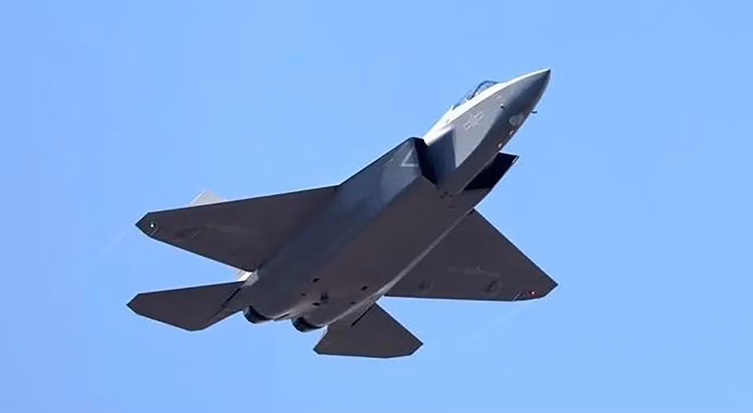 "J-35 thực hiện chuyến bay đầu tiên năm 2021, song đây là biến thể phái sinh của nguyên mẫu trước đó", ông Schuster cho biết, đề cập đến mẫu FC-31.