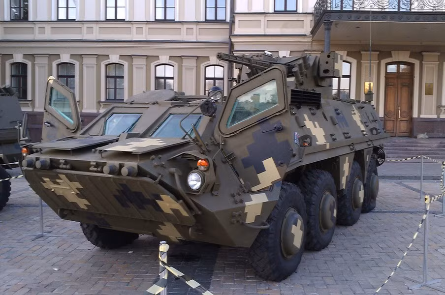 Ông Lipko khẳng định những chiếc BTR-4 thuộc nhiều phiên bản đang phục vụ cho Lữ đoàn 56 được sản xuất trong năm 2023, điều này đưa ra gợi ý gần đúng về thời điểm phương tiện được sản xuất.