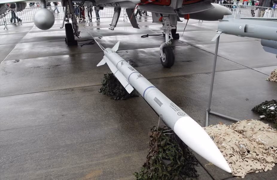 Tên lửa không đối không Meteor được Tập đoàn MBDA phát triển cho tiêm kích Eurofighter Typhoon, Gripen và Rafale. Loại đạn này được thiết kế để tấn công các mục tiêu cơ động ở tầm xa.