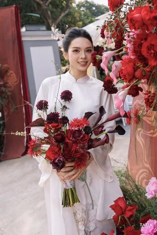 Quỳnh Lương dùng bó hoa che bụng bầu. Ảnh: VOV.