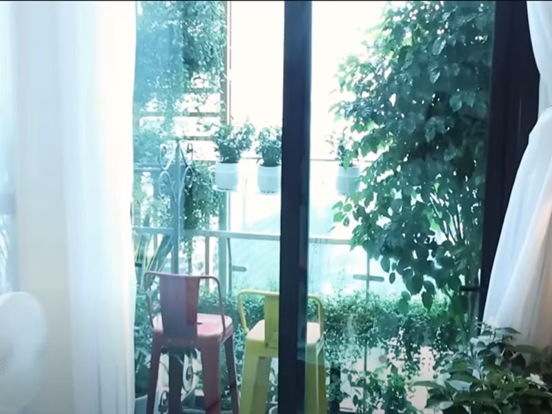 Ban công trong căn hộ của Luna Đào là nơi nữ ca sĩ thư giãn, nghỉ ngơi. Ảnh: Youtube Luna Đào.